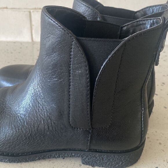 BCBGeneration Yuri Women’s Black Leather Ankle Chelsea Pull On Boots Size 5.5M - Picture 11 of 14